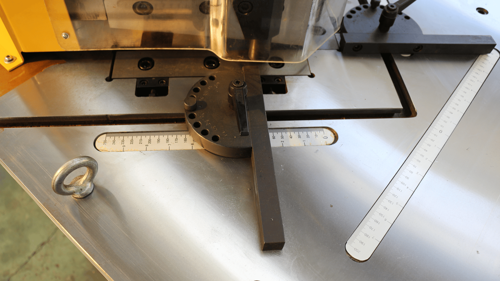 Blade gap adjustment on a fixed angle notching machine