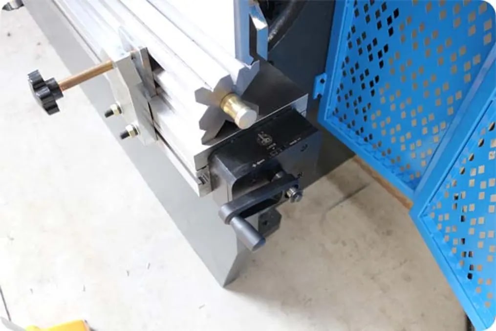 Pictures NC Press Brake WC67K-125T MANUAL MACHANICAL CROWNING SYSTEM