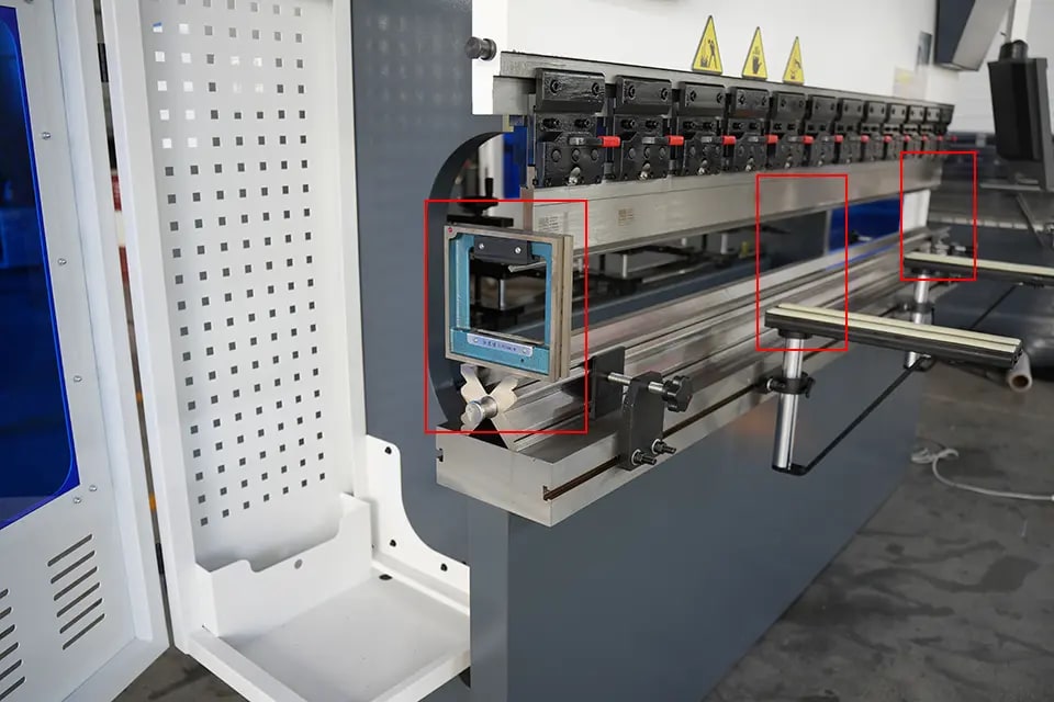 The level ruler is placed in the left, middle and right positions of the press brake workbench