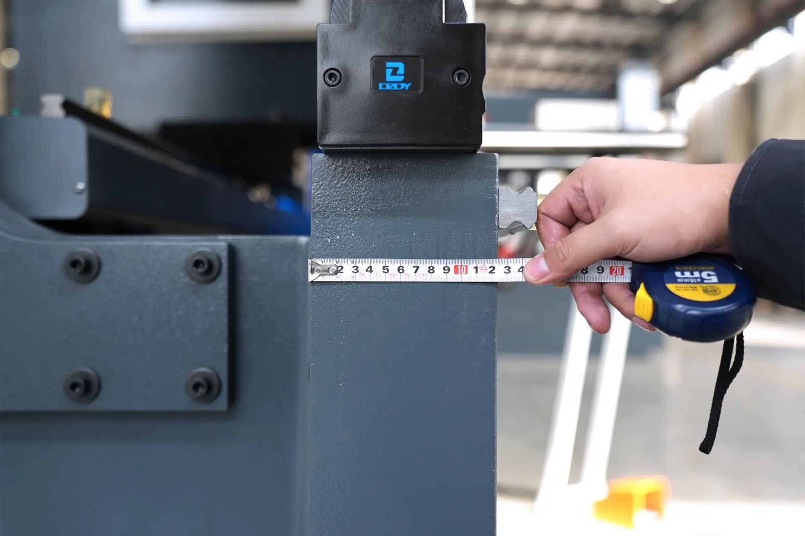 Thickness of workbench(125mm)