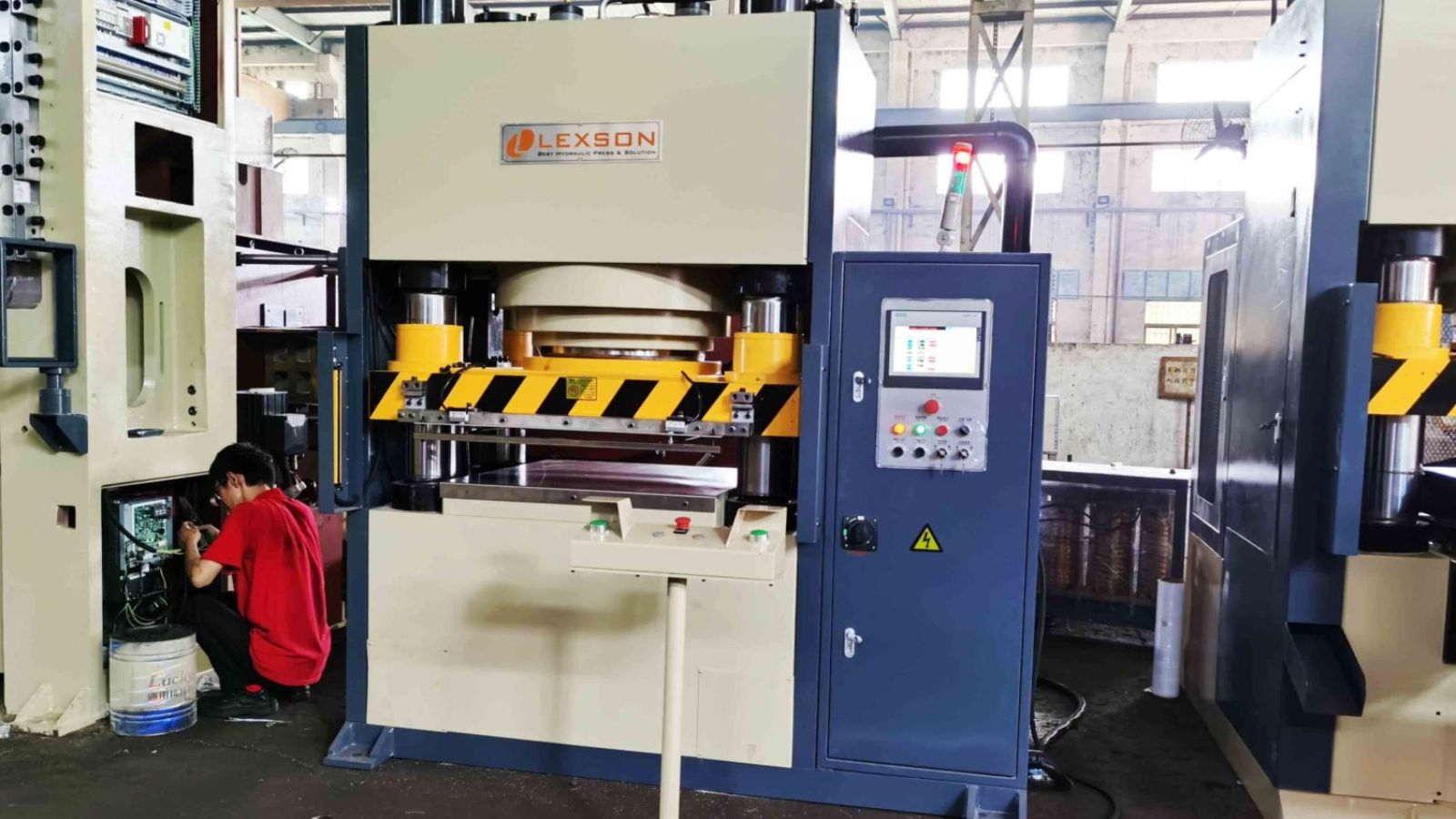 Working principle of four-column hydraulic press machine