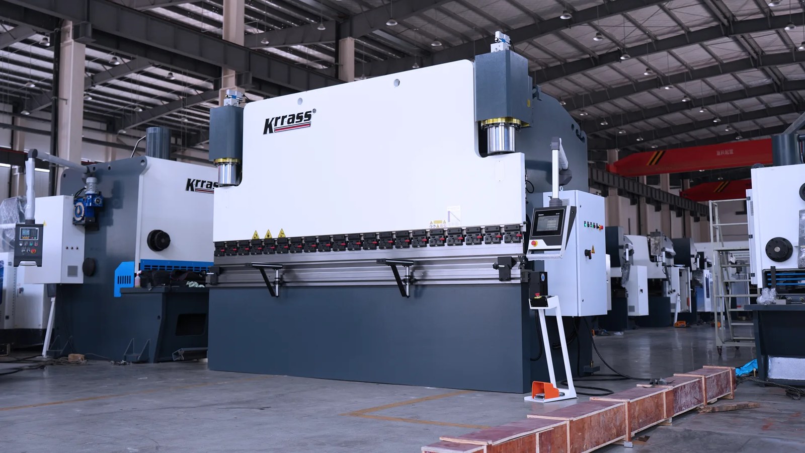 This is a CNC hydraulic press brake with a working pressure of 3200KN