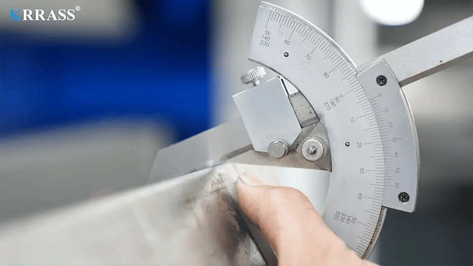 Use DA-53T CNC press brake for bending and correction 04
