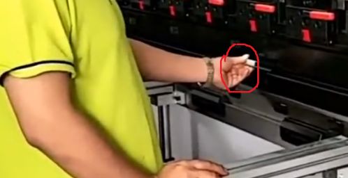 Hydraulic press brake