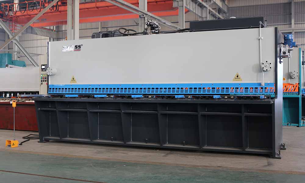 Hydraulic shearing machine
