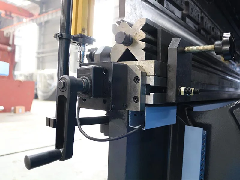 Two common ways of Press Brake Crowning System