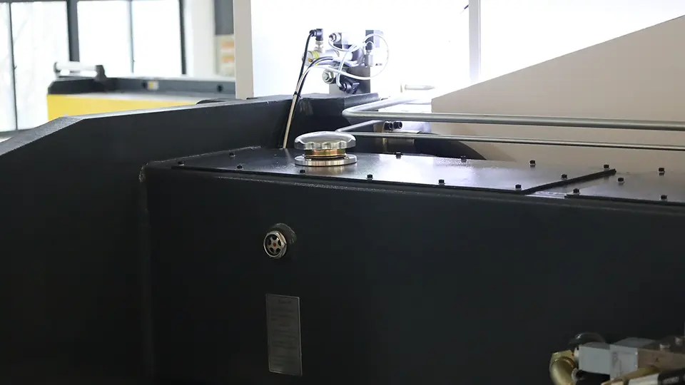 Add anti-wear hydraulic oil to the fuel tank