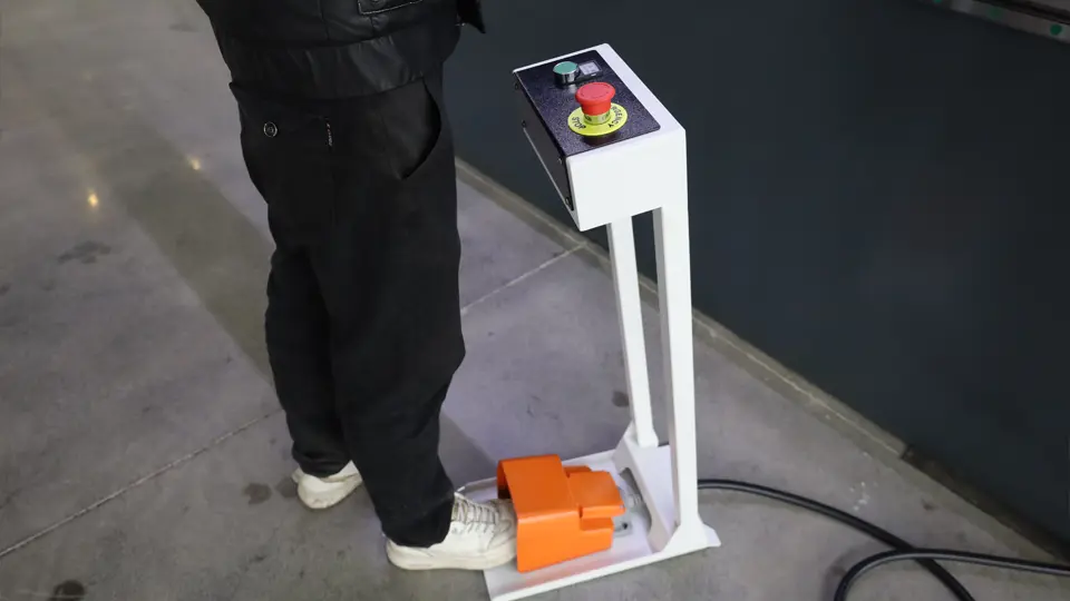 Press the pedal switch to make the upper mold dock the lower mold