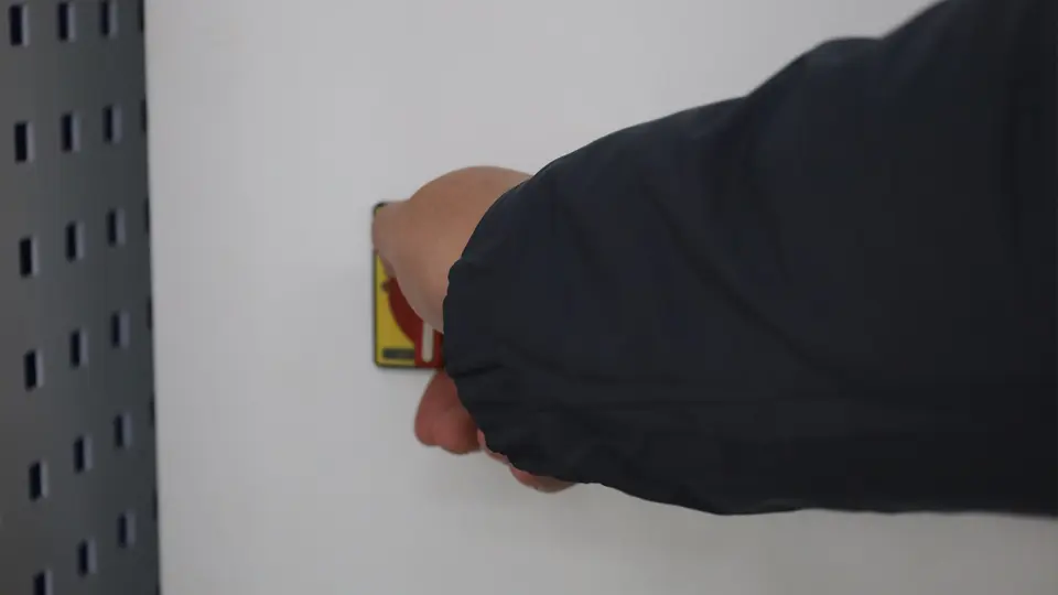 Turn on the power switch of the machine
