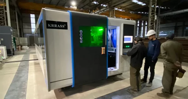 KRRASS technicians debug laser cutting machine for customers