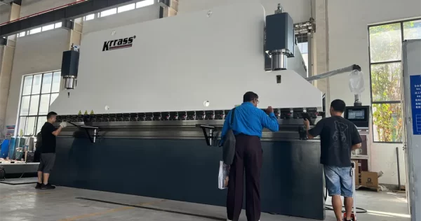 Customers from Kuwait visited and accepted the bending machine