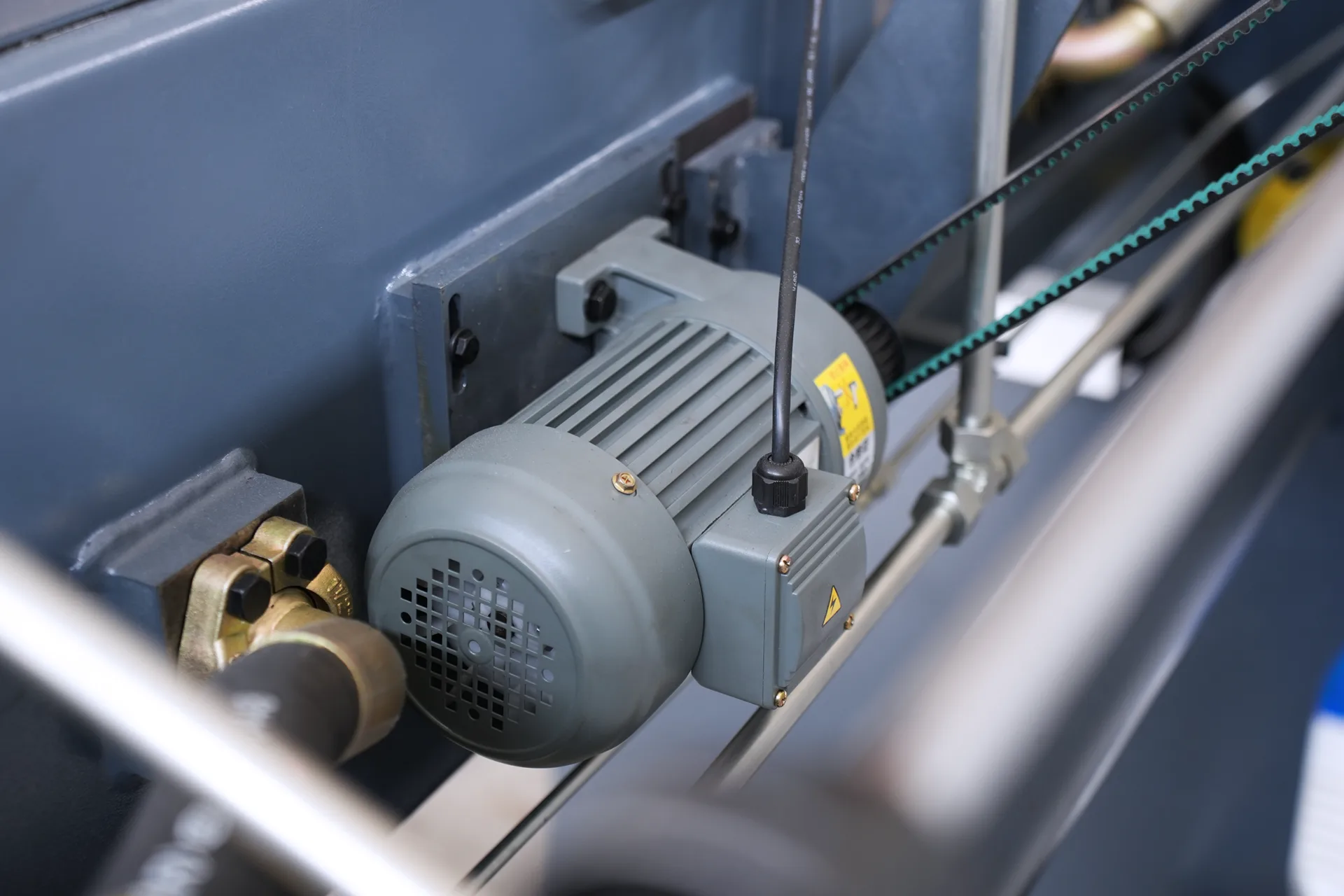 WC67K-125T2500 Hydraulic Press Brake with E21 Control - Pictures 17 Y-axis 400W reduction motor