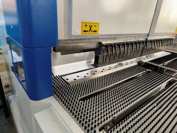 Automatic panel bending machine