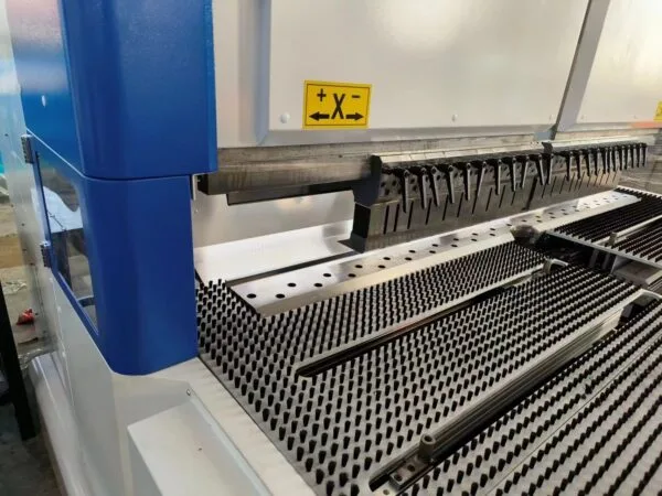 Automatic panel bending machine