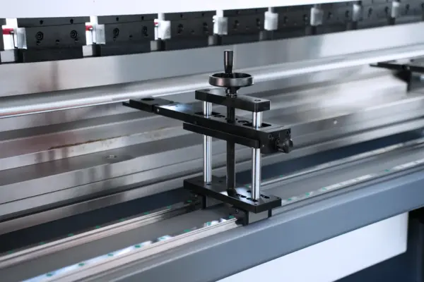 CNC Press Brake Machine MB8-320T3200 3+1 Axis With DELEM DA53T controller - Image 2
