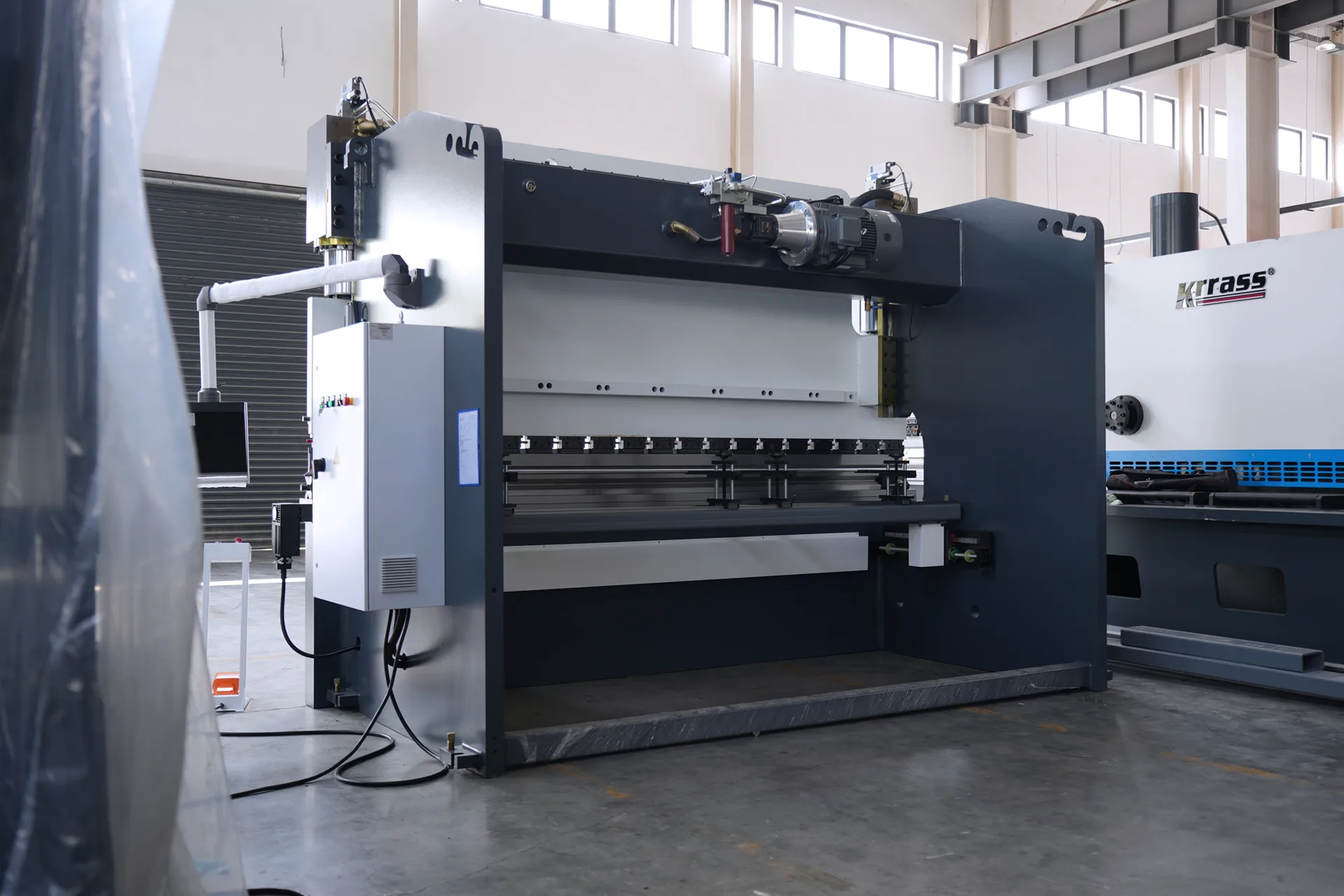 320Ton Press Brake Machine for Sale, MB8-320T4000 DA53T 4+1 Sheet Metal Press Brake price - Pictures 22 Back Of The Fuselage