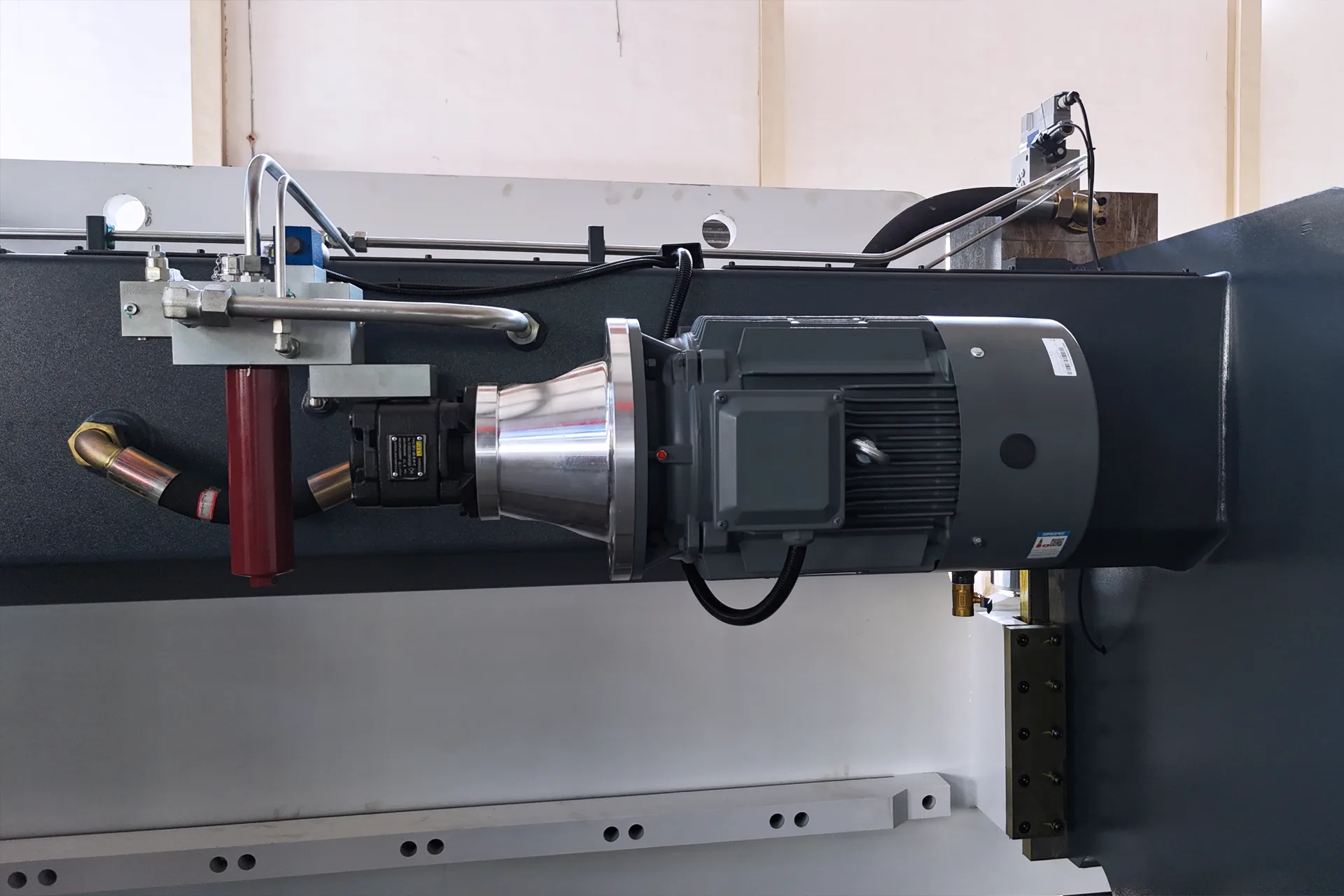 CNC Press Brake Machine MB8-320T3200 3+1 Axis With DELEM DA53T controller - german siemens main motor​
