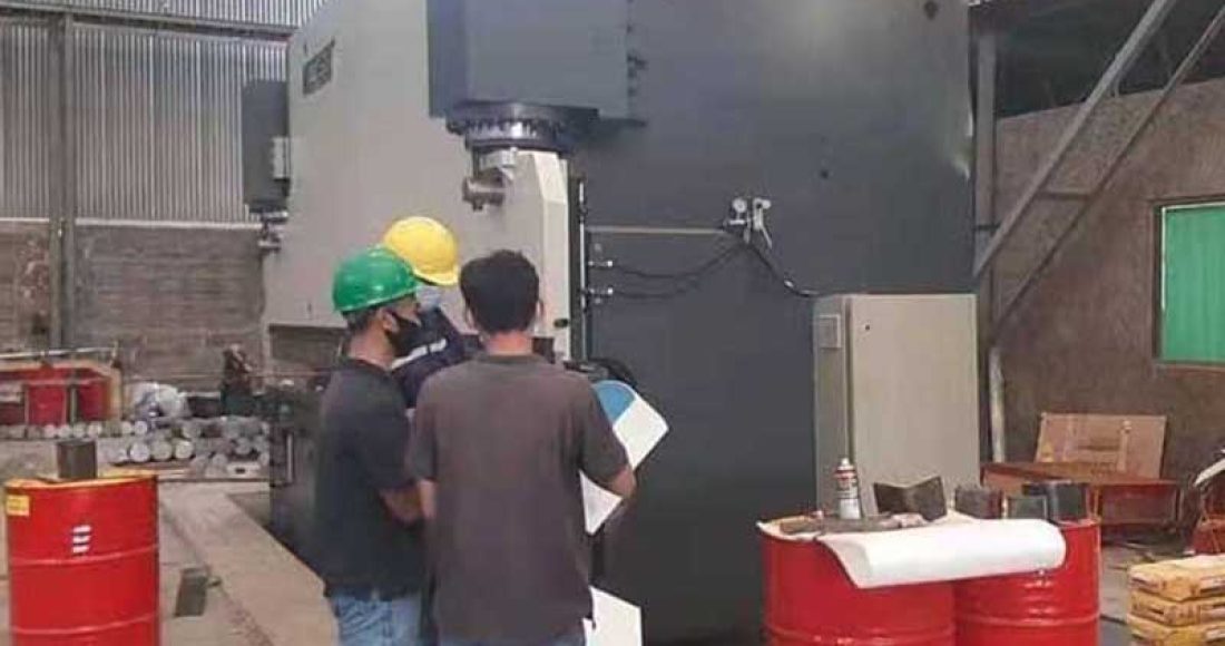 Indonesia-agent-installed-the-600T-NC-press-brake-successfully